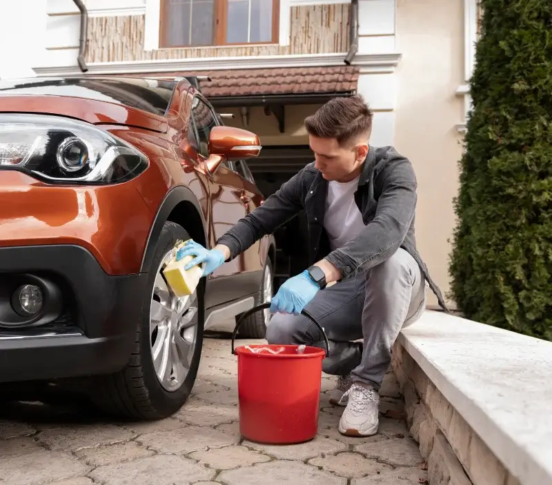 Lavage auto à domicile Saint-Marcel-sur-Aude : professionnel intervenant sur un véhicule